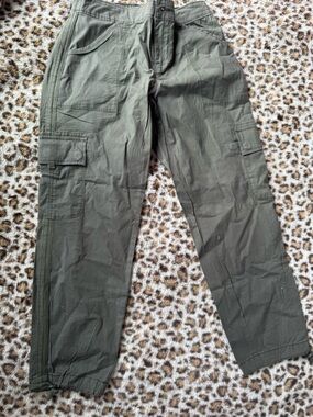 Women's Olive Green Cargo Capris - Casual Utility Style size XS NWT